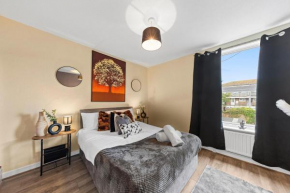Stylish Home Next to Gillingham Train Station